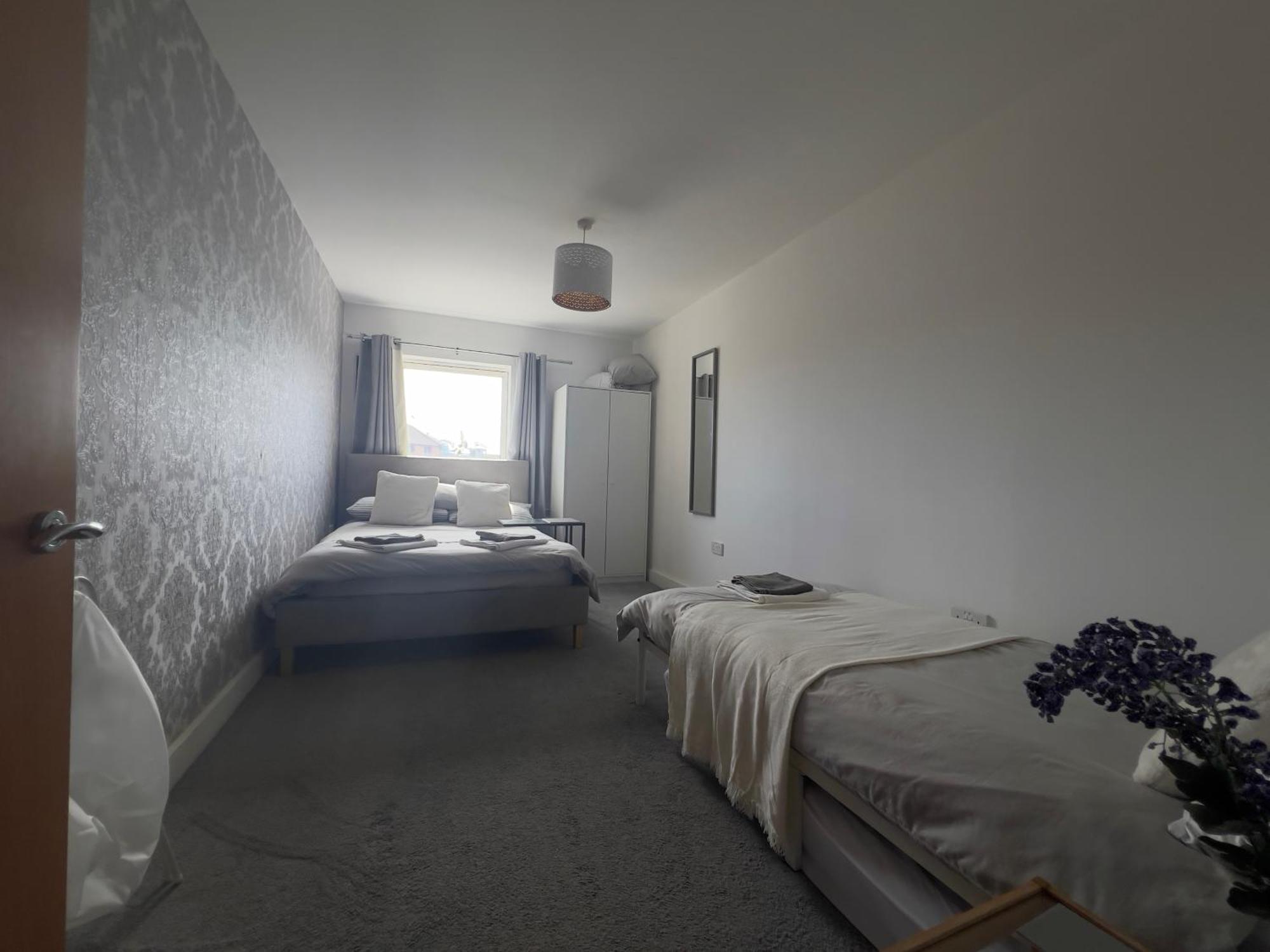 2 Bedroom Near Ocean Village Marina Port Apartment เซาธ์แธมป์ตัน ภายนอก รูปภาพ